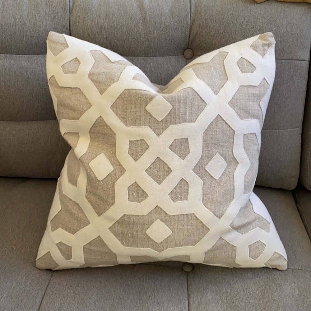 Villa Home Collection throw pillow